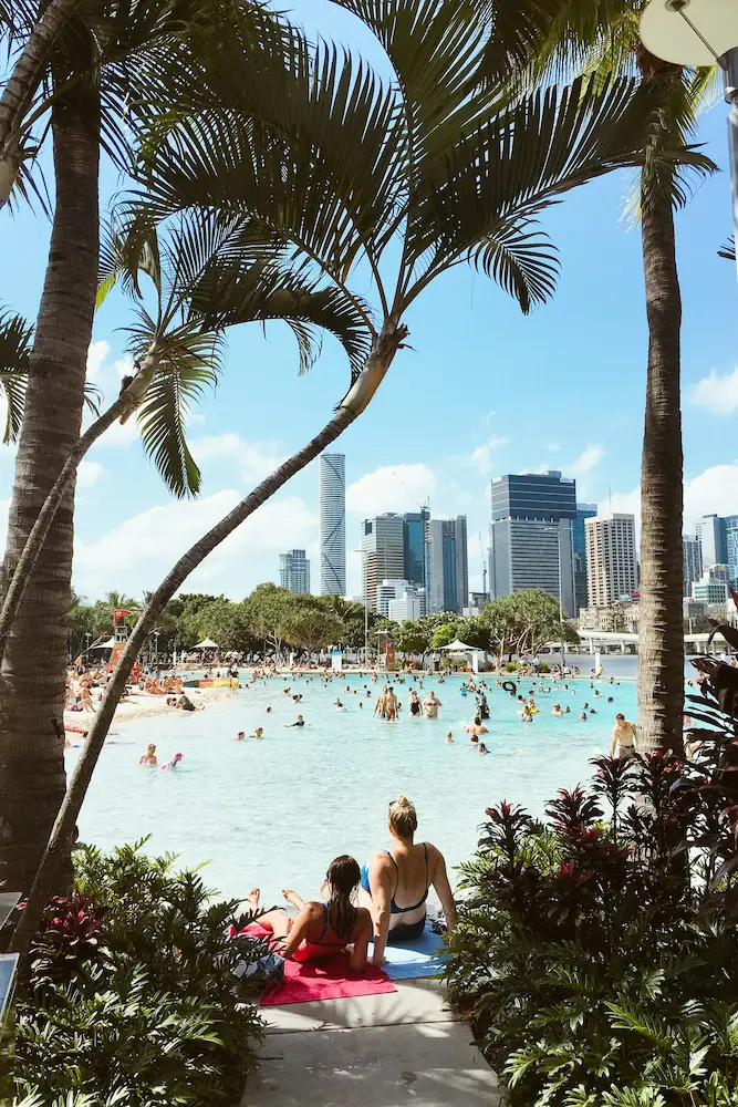 South Bank Lagune in Brisbane mit Menschen und Skyline im Hintergrund