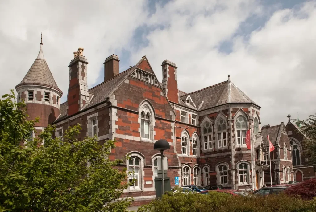 Historische Campusgebäude des Griffith College Dublin in Irland.