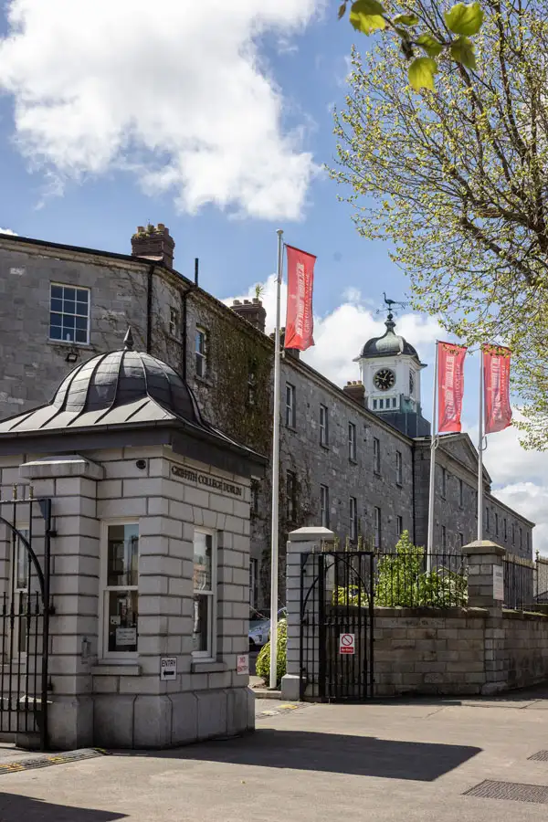 Haupteingang und historische Gebäude des Griffith College Dublin.