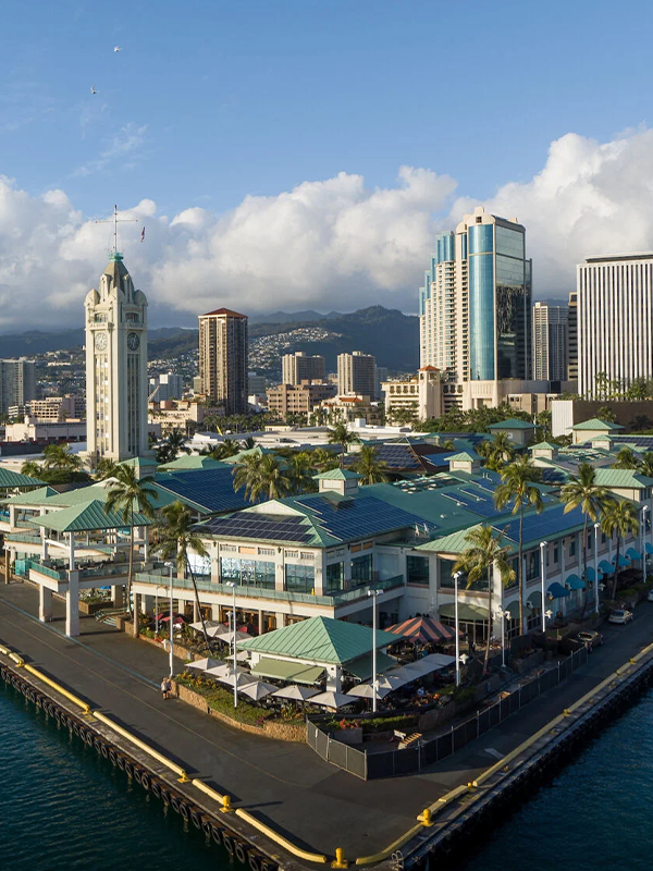 Luftaufnahme von Honolulu mit Aloha Tower nahe der Hawaii Pacific University.