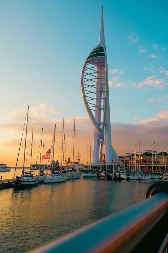 Spinnaker Tower über dem Yachthafen von Portsmouth mit Segelbooten bei Sonnenuntergang, Großbritannien.