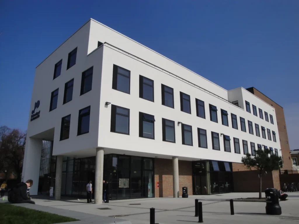 Modernes Gebäude auf dem Campus der University of Portsmouth im Vereinigten Königreich.