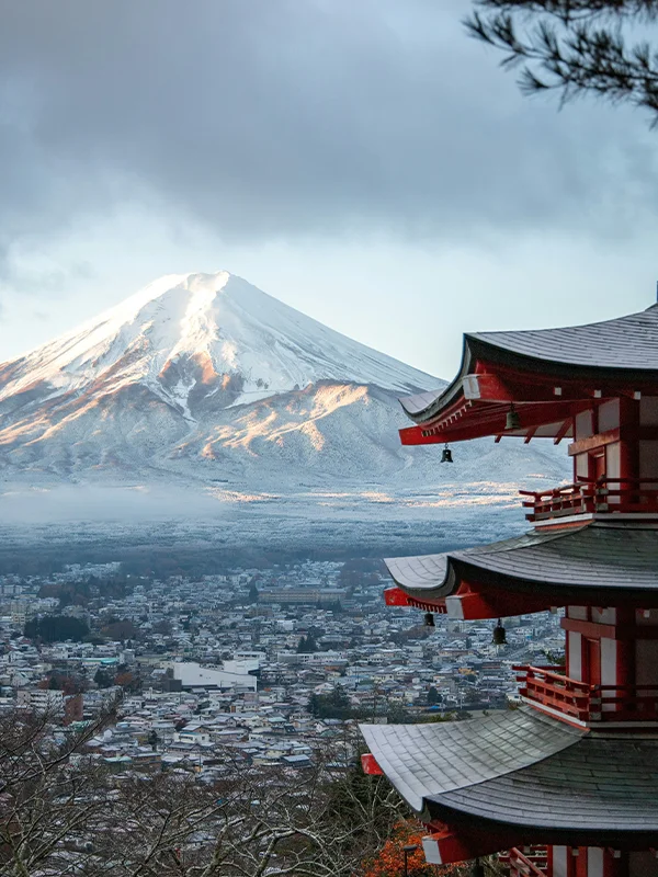 Fuji Berg über Stadt und Pagode in Japan, beliebtes Ziel für internationale Studierende