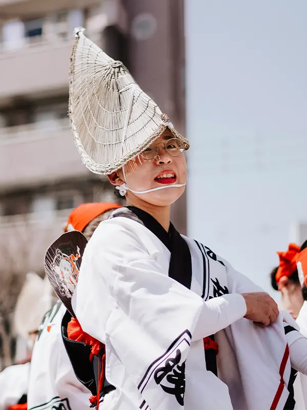 Künstlerin in traditioneller japanischer Kleidung bei einem Fest