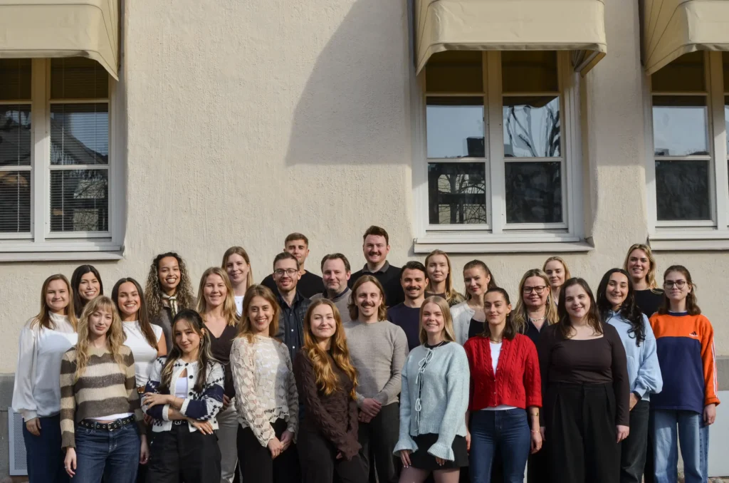 Gruppenfoto des Beyond Abroad Teams vor dem Bürogebäude