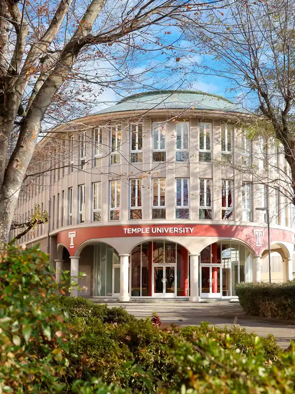 Campus der Temple University Japan mit Bäumen und Außenbereichen in Tokio