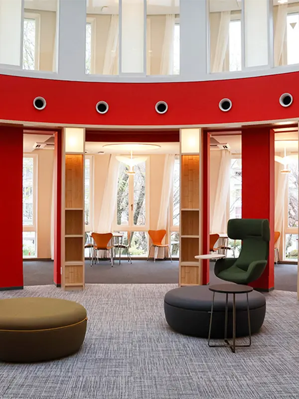 Moderne Lernbereiche an der Temple University Japan mit rotem Innenraumdesign und gemütlichen Sitzplätzen