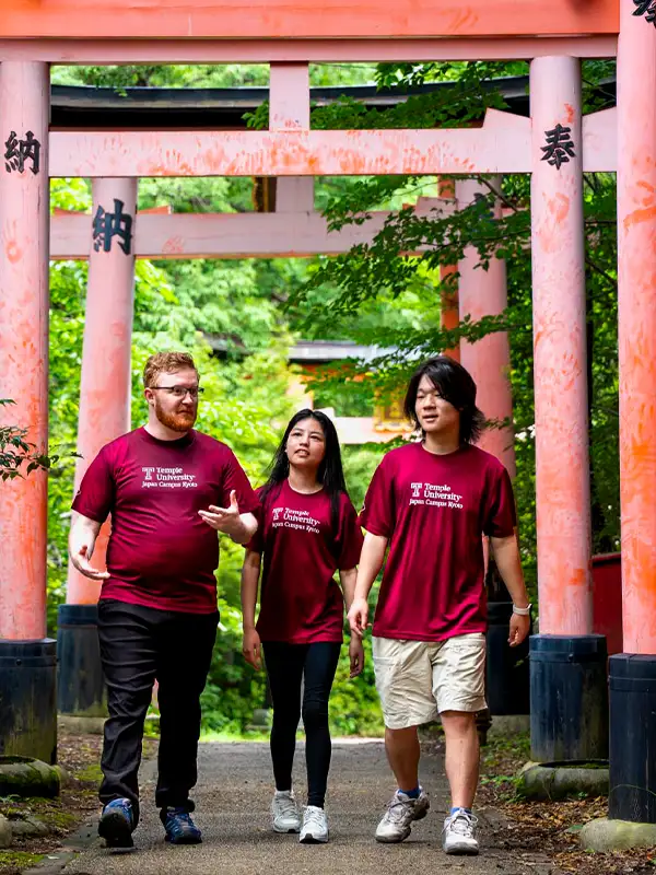 Studierende der Temple University Japan unter traditionellen Torii-Toren