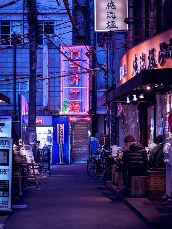 Neonbeleuchtete Straße in Tokio mit Restaurants und urbanem Leben für internationale Studierende