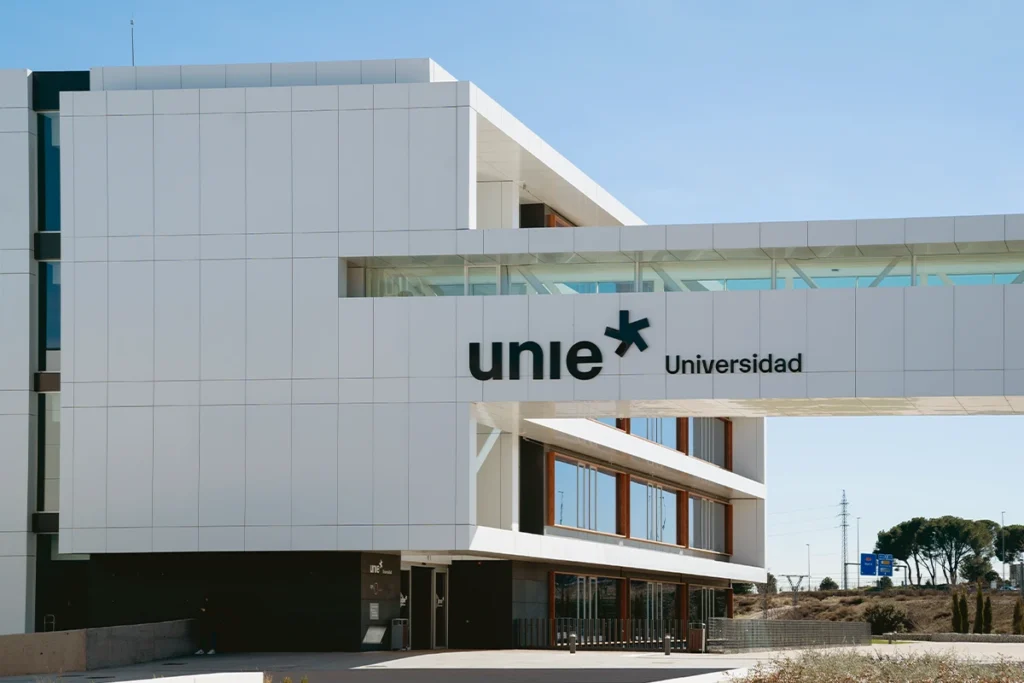 Modernes Campusgebäude der UNIE Universidad in Madrid mit zeitgemäßer Architektur