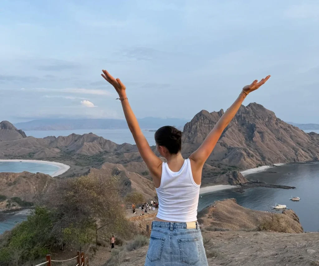 Eine Austauschstudentin genießt ihr Gap Year auf Bali